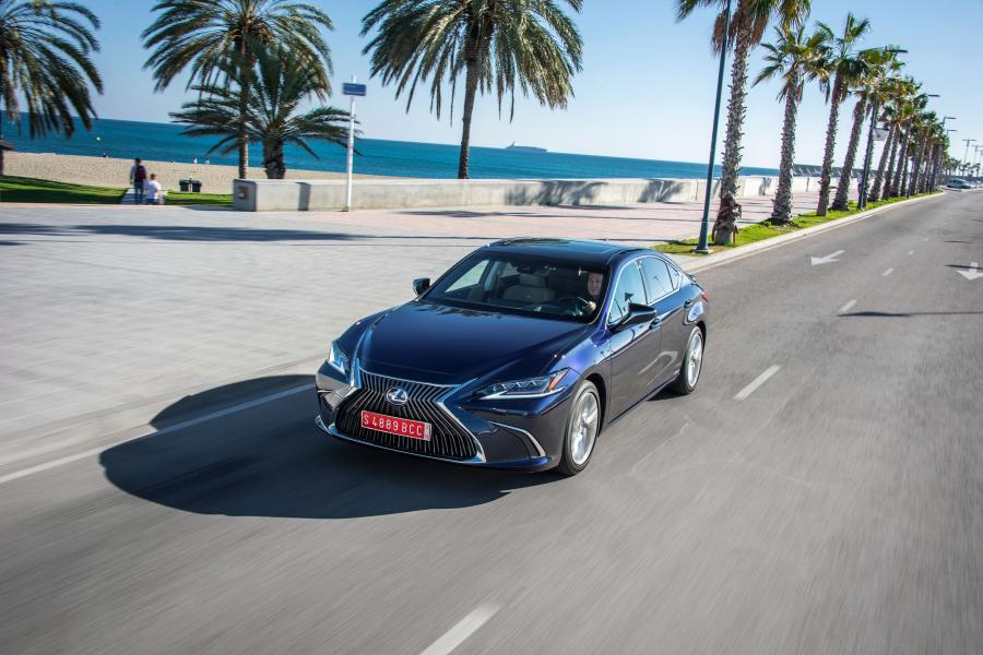  Lexus ES300h 2018 года  (WW) (фото 70 из 71)